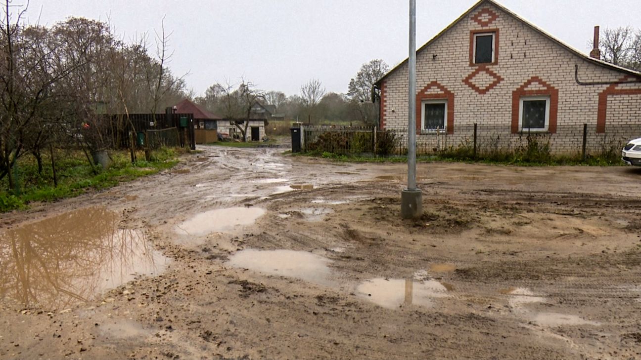 Nomales ielas iedzīvotāji sūdzas par ceļa seguma stāvokli