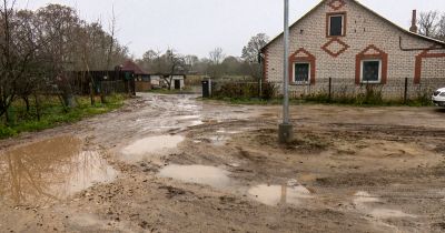 Nomales ielas iedzīvotāji sūdzas par ceļa seguma stāvokli