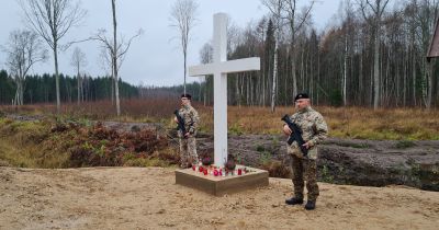 Kalna pagastā atklāj mežabrāļiem veltītu piemiņas vietu