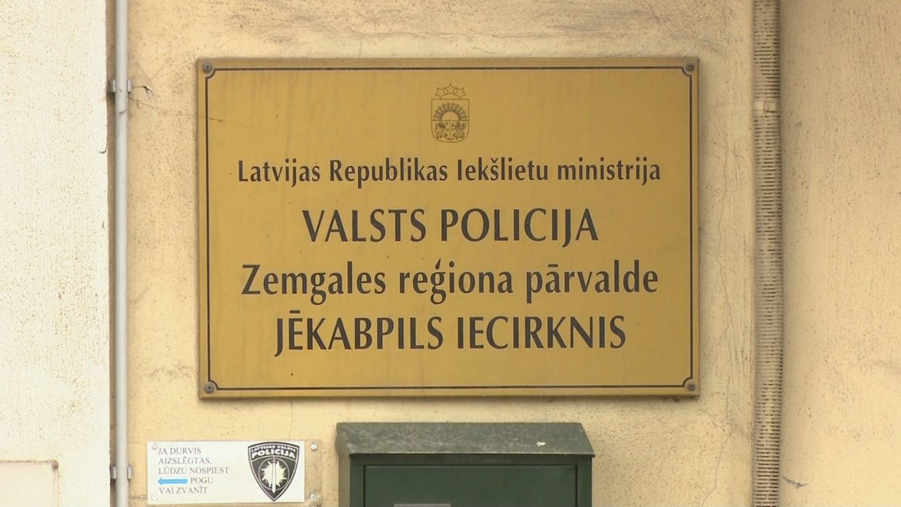 Jēkabpilī sabojā auto un apzog garāžu