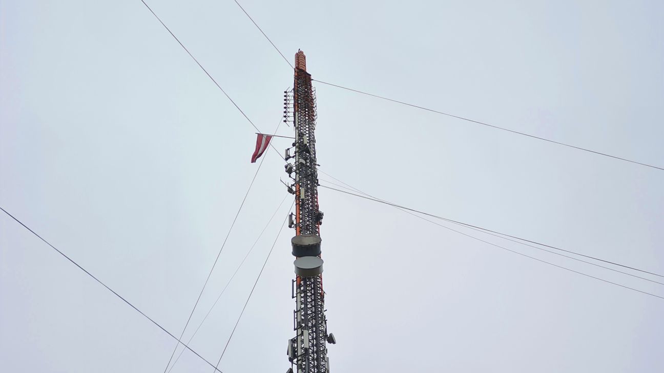 Viesītes sakaru tornī paceļ Latvijas karogu
