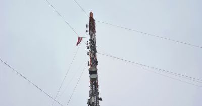 Viesītes sakaru tornī paceļ Latvijas karogu