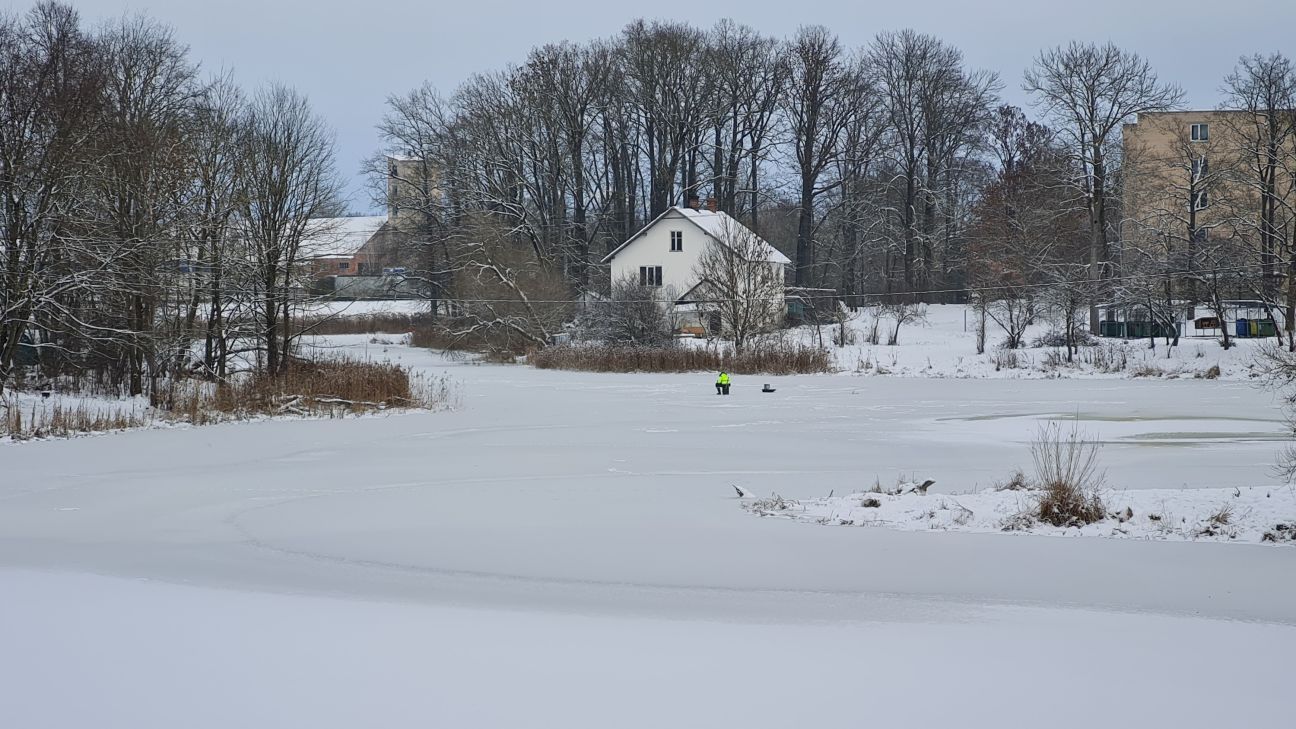 Jēkabpilī uz Pils dīķa ledus manīti pirmie pārgalvīgie makšķernieki