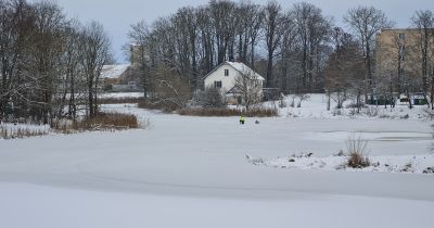 Jēkabpilī uz Pils dīķa ledus manīti pirmie pārgalvīgie mak&scaron;ķernieki