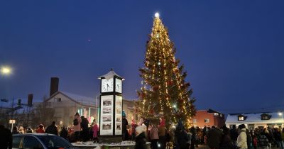 Jēkabpilī atklāj pilsētas galveno Ziemassvētku egli