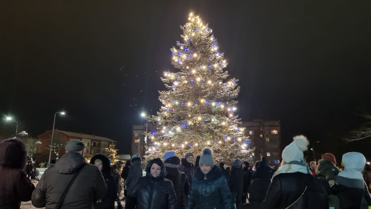 Līvānos Otrajā adventē iemirdzas pilsētas Ziemassvētku egle