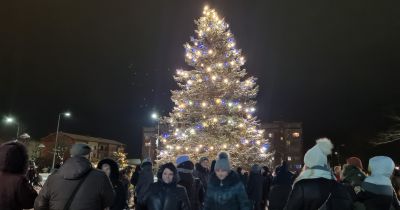 Līvānos Otrajā adventē iemirdzas pilsētas Ziemassvētku egle