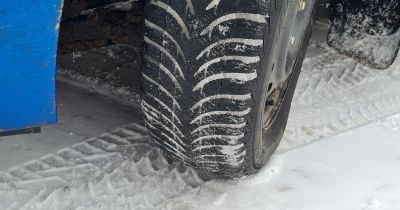 Daudzesē auto nobrauc no ceļa un uzbrauc ceļa zīmei un barjerai