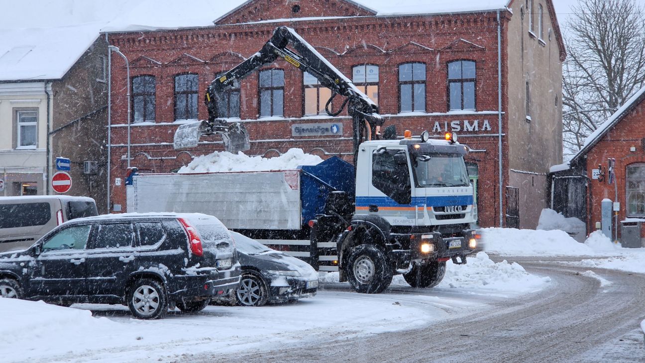 Jēkabpilī sāk izvest sniegu