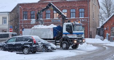 Jēkabpilī sāk izvest sniegu