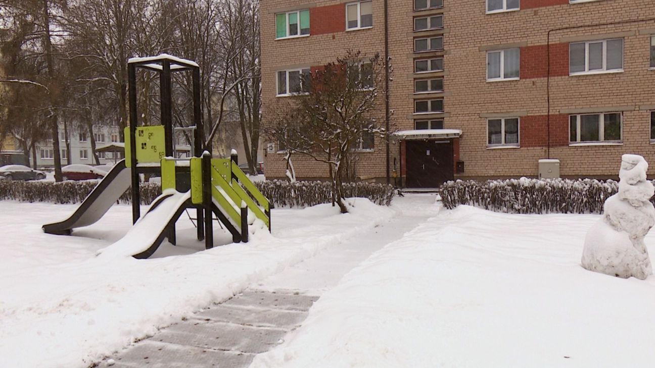 Jēkabpils namu pārvaldē par sniega tīrīšanu atbild 28 sētnieki