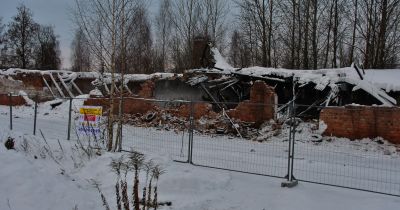 Jēkabpilī demontē graustu Kazarmu ielā 11