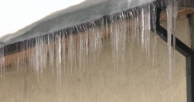 Jēkabpilī pa&scaron;valdības policija veic pārrunas ar ēku īpa&scaron;niekiem par lāsteku noņem&scaron;anu