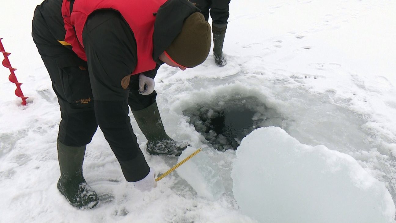Speciālisti pārbauda ūdenstilpju ledu – tas nav drošs