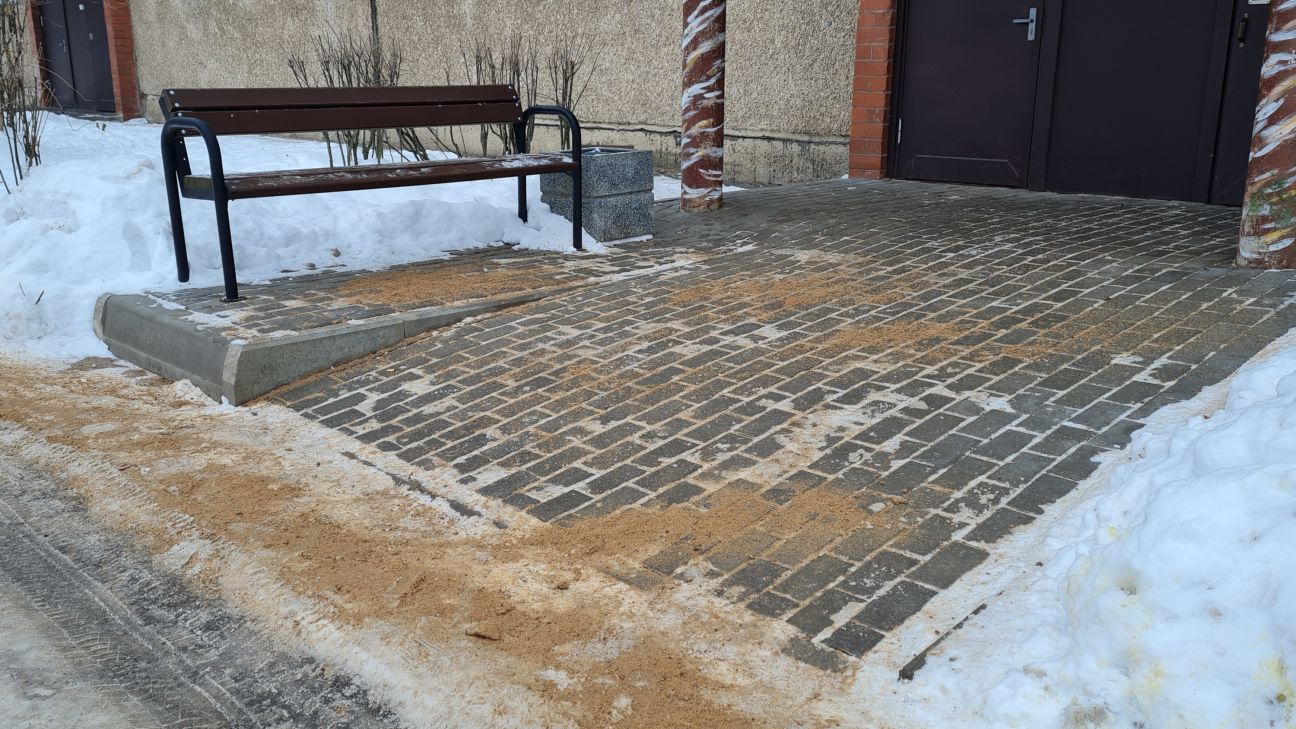 Jēkabpilī ietves un ielas apstrādā ar pretslīdes materiāliem