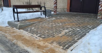 Jēkabpilī ietves un ielas apstrādā ar pretslīdes materiāliem