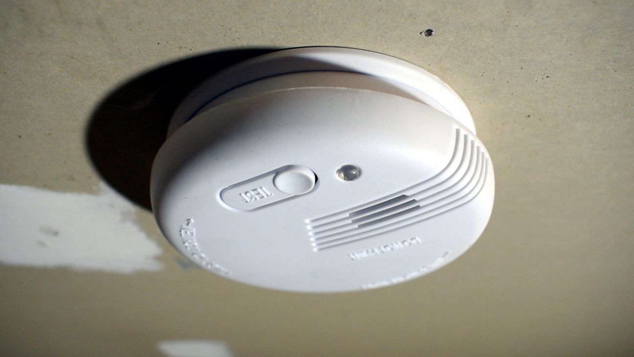 Aizkrauklē no piedūmota dzīvokļa izglābj cilvēku