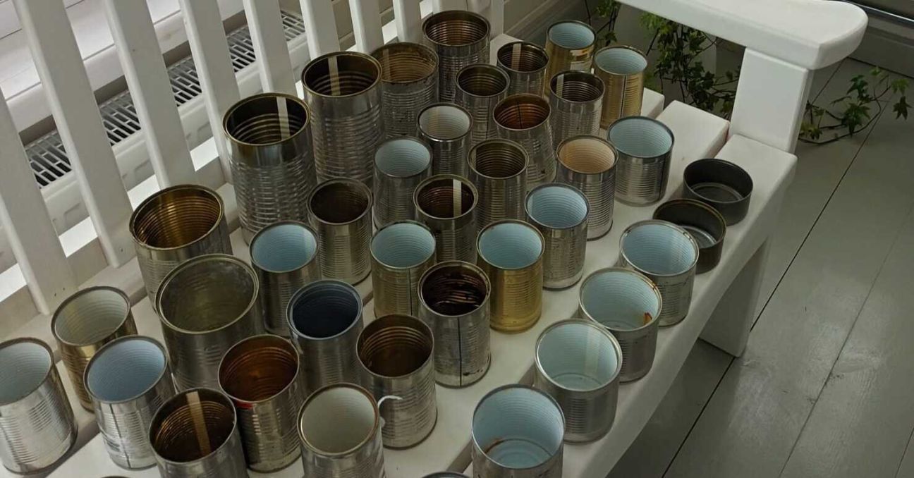 Aicina ziedot metāla kārbas, sveces un sveču galus