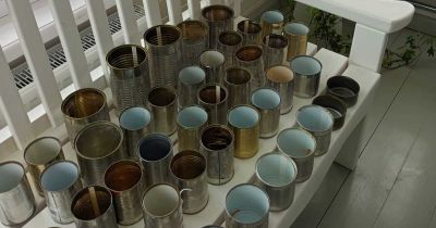 Aicina ziedot metāla kārbas, sveces un sveču galus