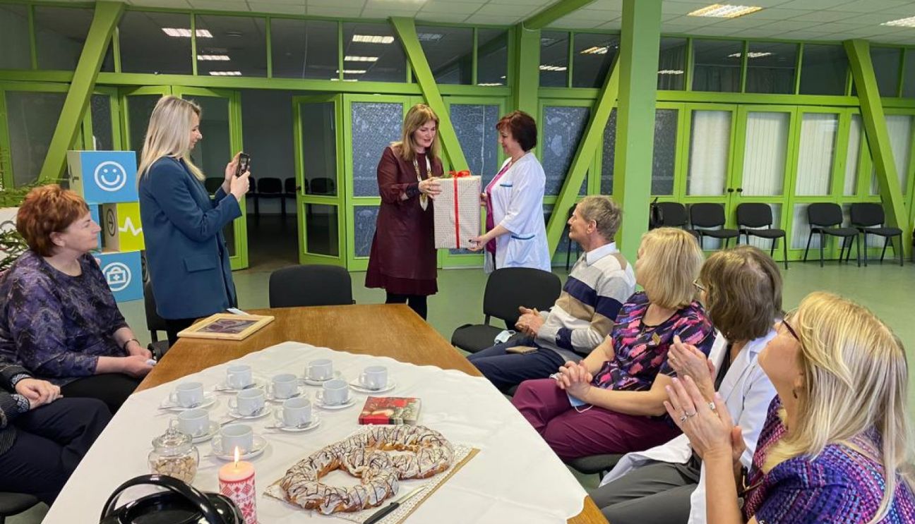 Jēkabpils reģionālās slimnīcas mazajiem pacientiem dāvā adītas zeķītes