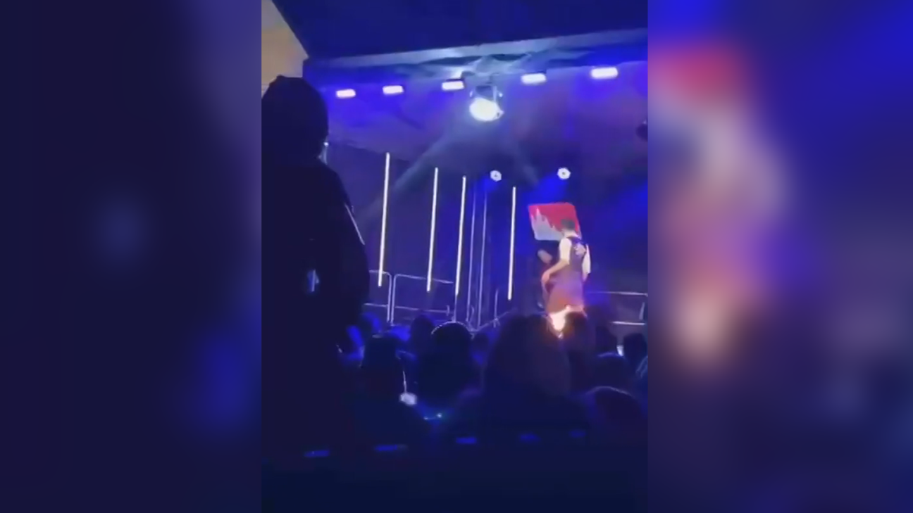 Jēkabpilī neadekvāts vīrietis sabojā skatuves aprīkojumu, izjaucot Jaungada nakts pasākumu