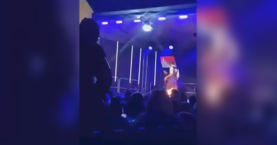 Jēkabpilī neadekvāts vīrietis sabojā skatuves aprīkojumu, izjaucot Jaungada nakts pasākumu