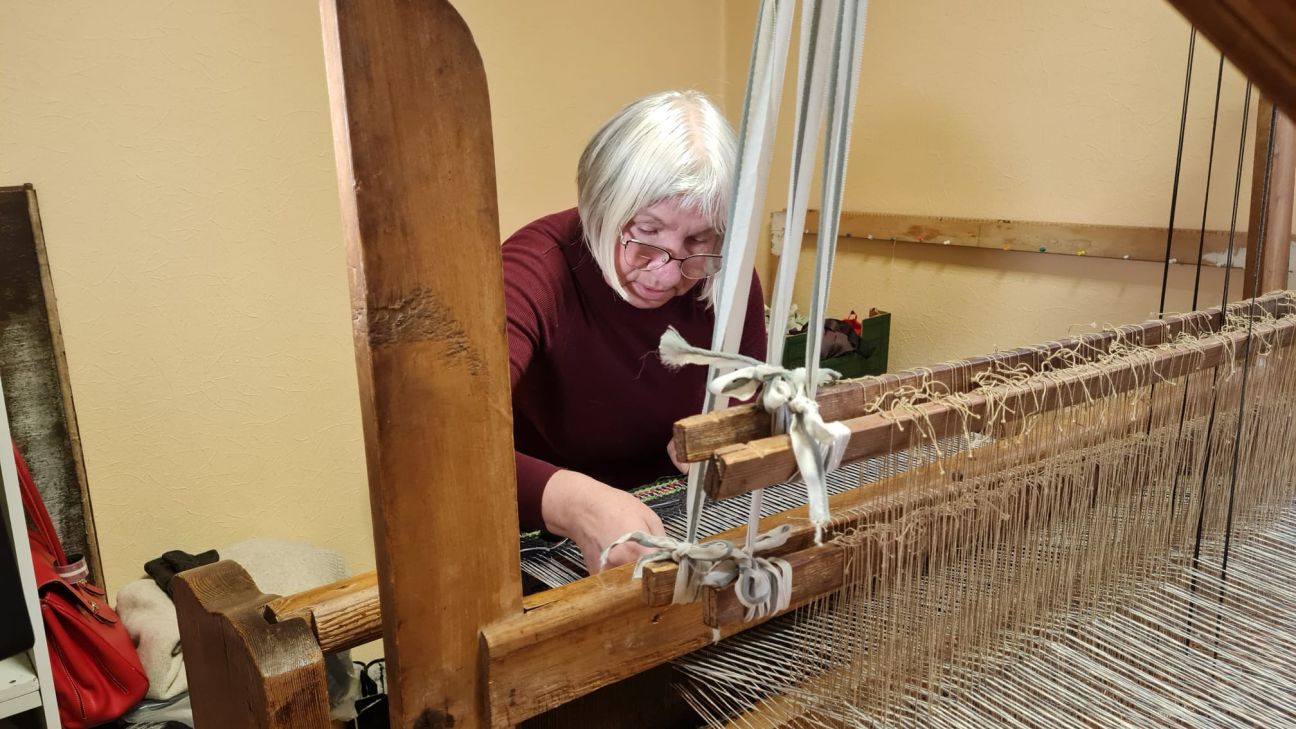 Latvijas Kaulu, locītavu un saistaudu slimnieku biedrība Jēkabpilī darina skaistus rokdarbus