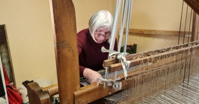 Latvijas Kaulu, locītavu un saistaudu slimnieku biedrība Jēkabpilī darina skaistus rokdarbus