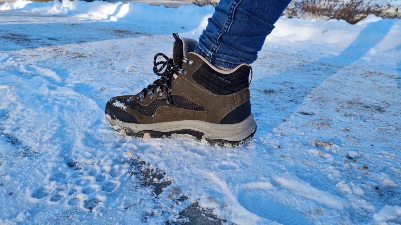 Traumatologi aicina izvēlēties laika apstākļiem piemērotus apavus