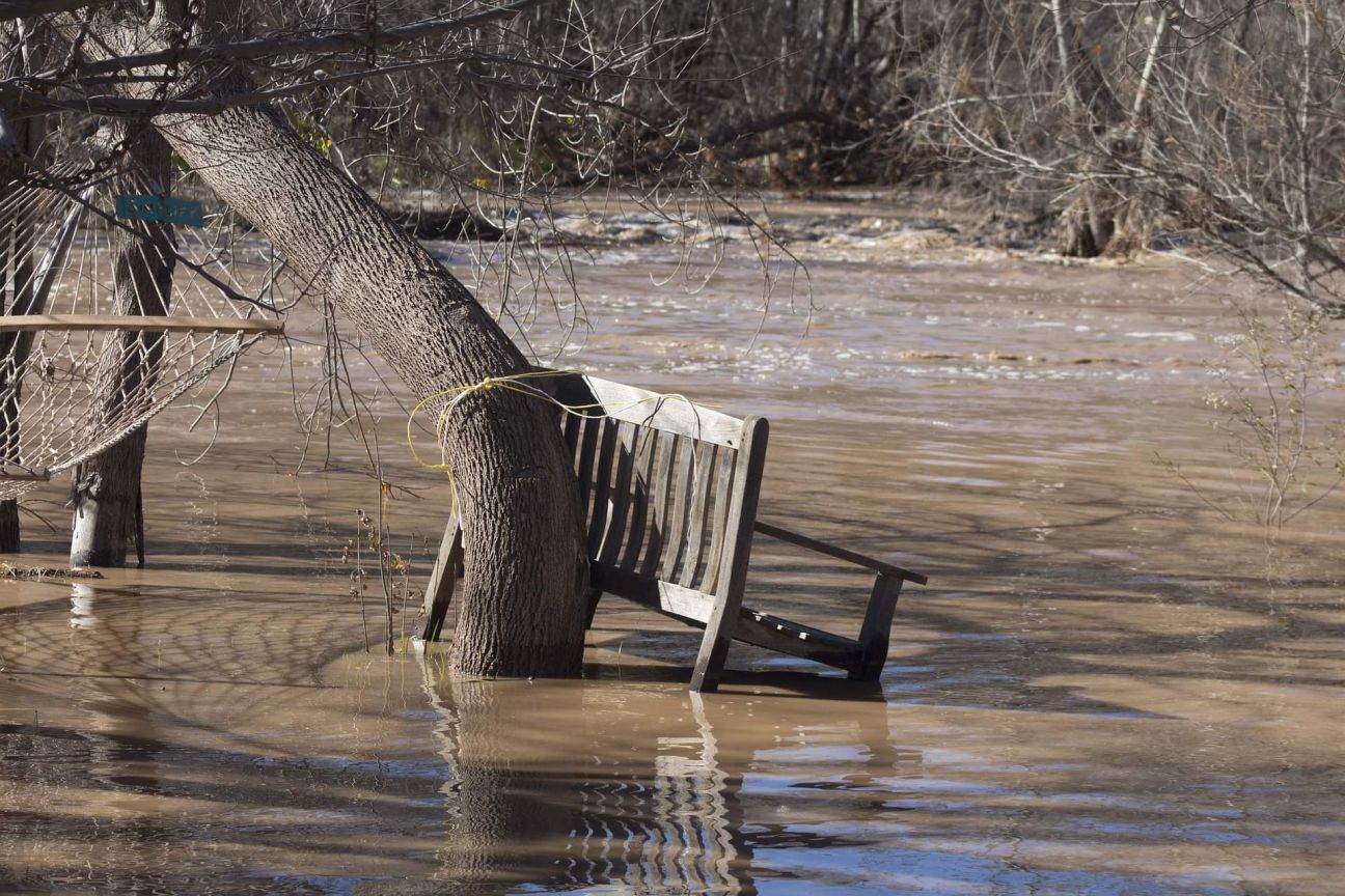 Pie Pļaviņām no krastiem izgājusi Aiviekste, applūdinot pagalmus