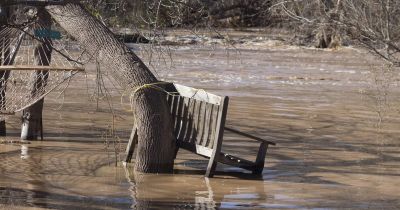 Pie Pļaviņām no krastiem izgājusi Aiviekste, applūdinot pagalmus