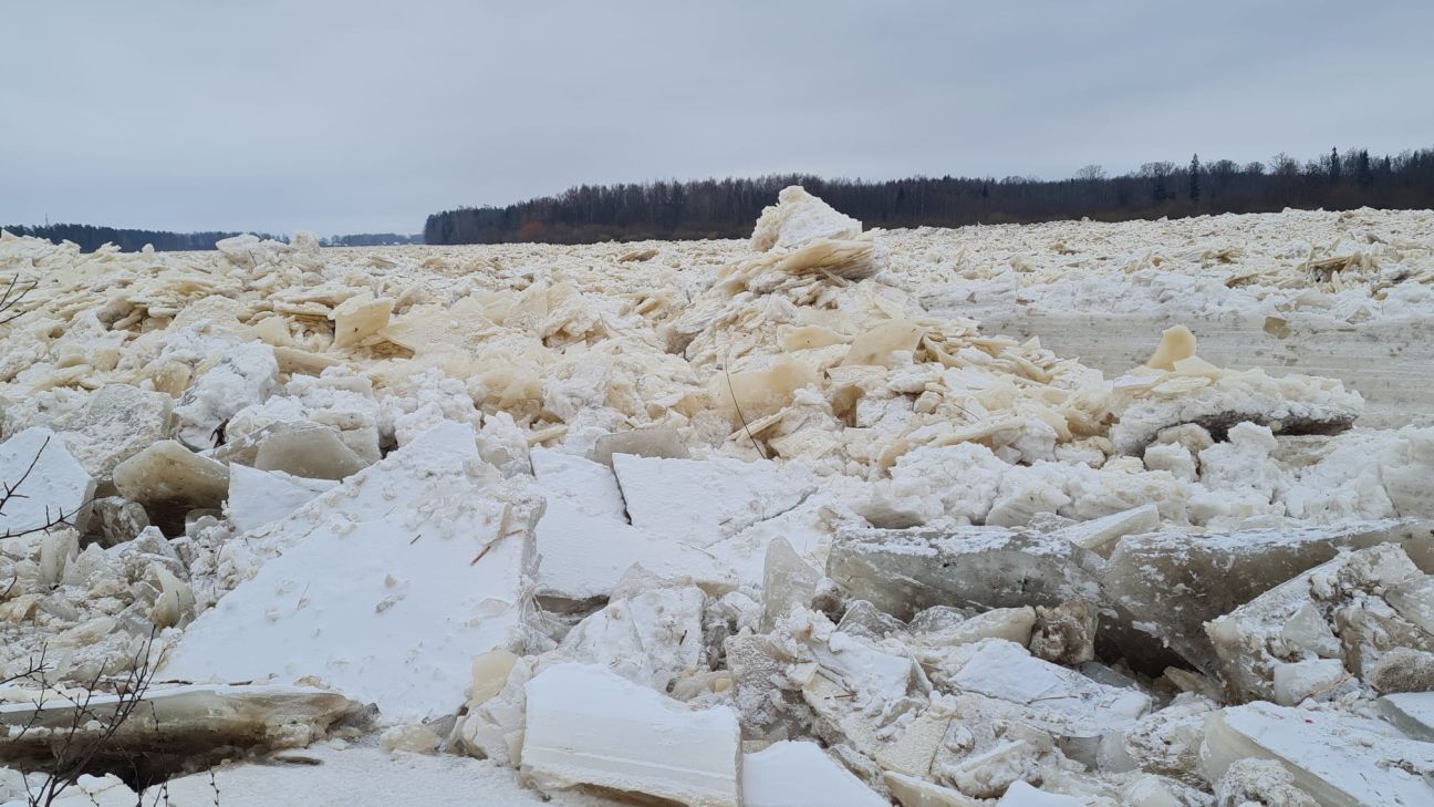 Pļaviņās izveidojies liels ledus sablīvējums