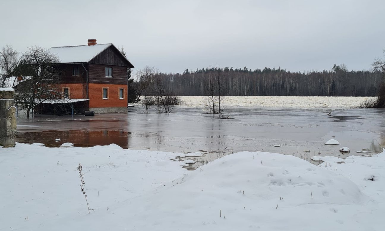 Applūdušas vasarnīcas pie Zeļķu tilta, plūdi skar arī vairākas dzīvojamās mājas