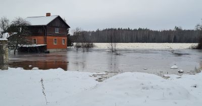 Applūdu&scaron;as vasarnīcas pie Zeļķu tilta, plūdi skar arī vairākas dzīvojamās mājas