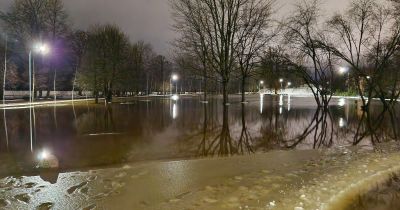 Applūdusi Krustpils saliņa, ūdens sāk iet pāri Sakas salas pārgāznei