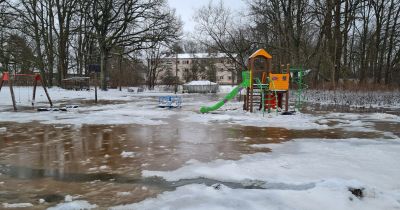 Naktī applūdusi daudzdzīvokļu dzīvojamā māja Gravānos