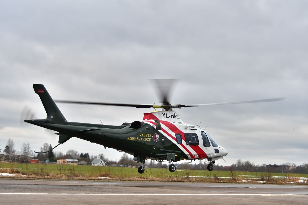 Situāciju Daugavā apseko ar helikopteru