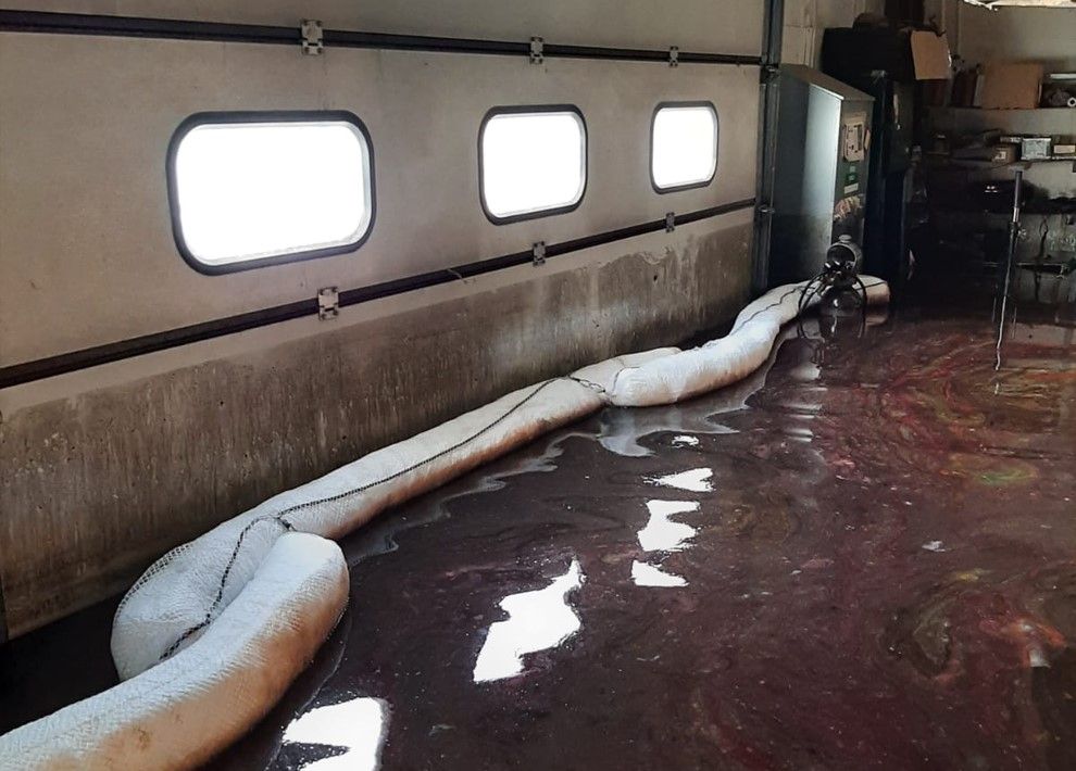 SIA “Ošukalns” teritorijā noplūduši 1000 litri motoreļļas