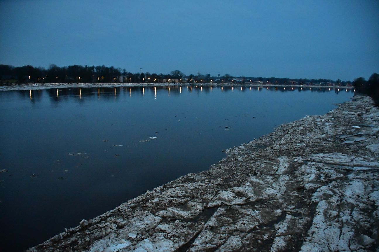 Daugava Jēkabpilī daļēji atbrīvojusies no vižņiem