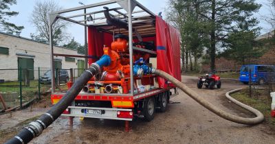 No applūdu&scaron;ajām teritorijām Jēkabpilī sūknē ūdeni