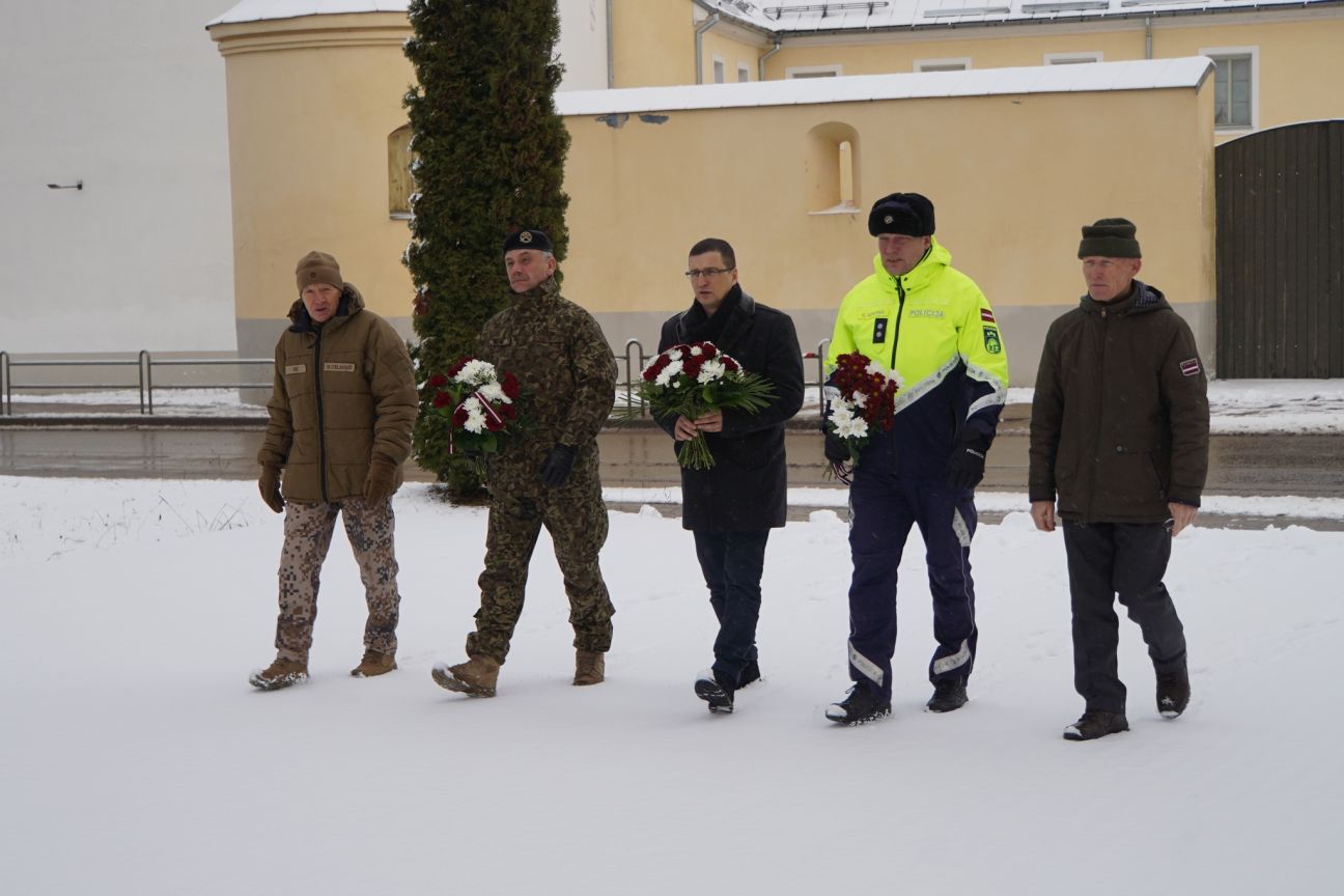 Pieminot 1991.gada barikādes, pie pieminekļa “Kritušiem par Tēviju” noliek ziedus