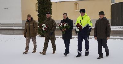 Pieminot 1991.gada barikādes, pie pieminekļa &ldquo;Kritu&scaron;iem par Tēviju&rdquo; noliek ziedus