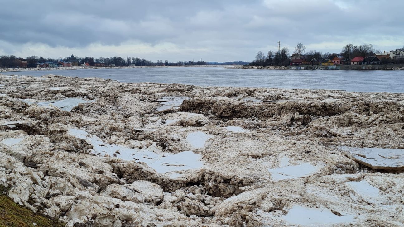 Daugavā pie Jēkabpils ūdens līmenis turpina kristies