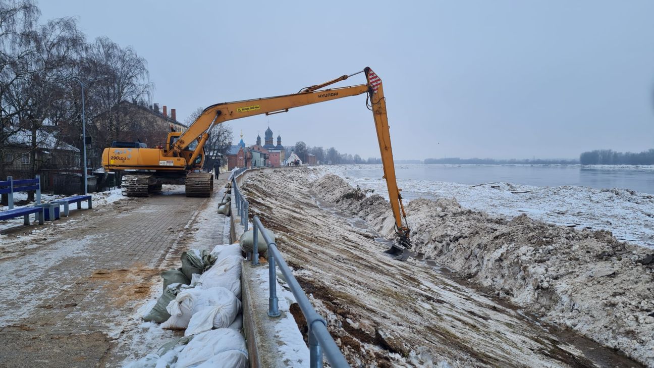 Jēkabpilī no ledus atbrīvo aizsargdambja nogāzi