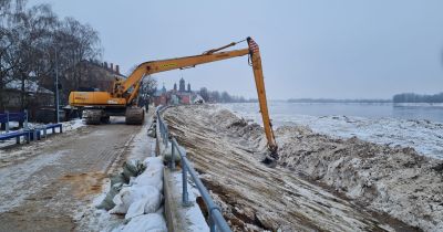 Jēkabpilī no ledus atbrīvo aizsargdambja nogāzi