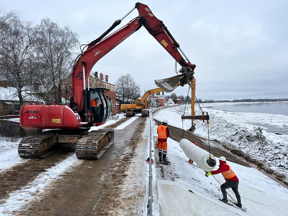 Jēkabpilī stiprina Daugavas aizsargdambi