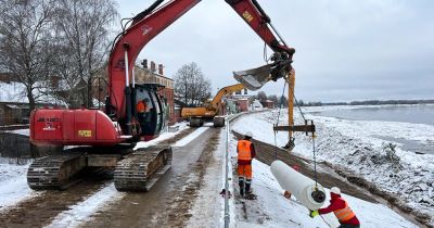 Jēkabpilī stiprina Daugavas aizsargdambi