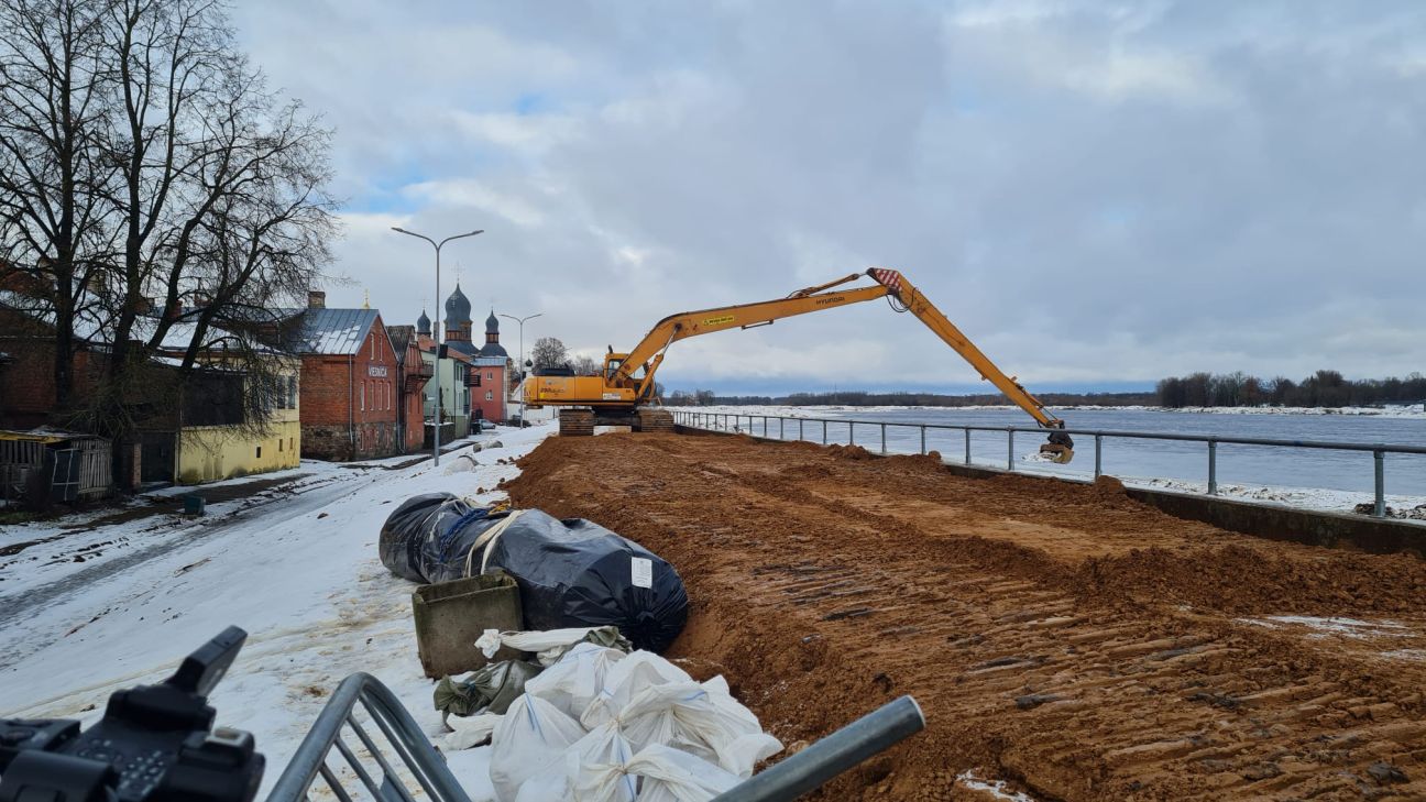 Jēkabpilī turpinās aizsargdambja stiprināšana