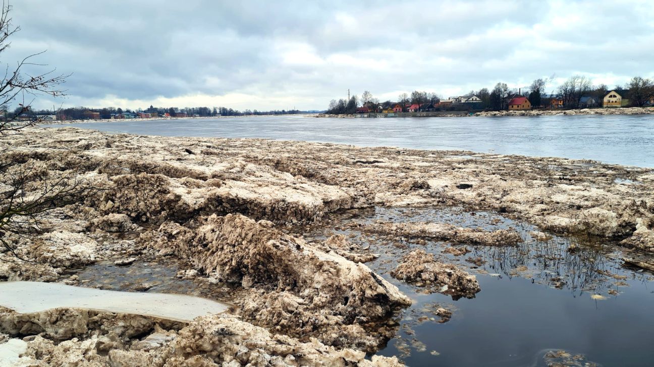 Daugavā pie Jēkabpils turpinās ūdens līmeņa samazināšanās