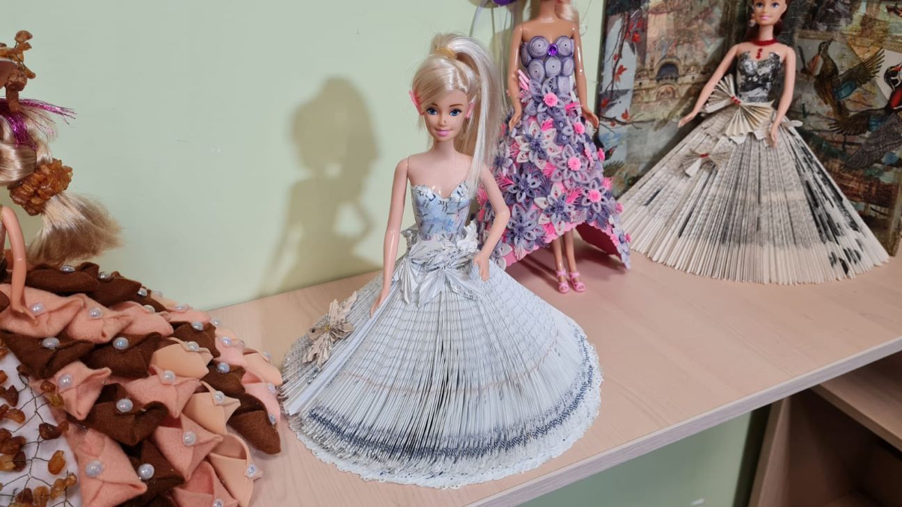 Jēkabpils bibliotekāre no vecām grāmatām veido tērpus lellēm